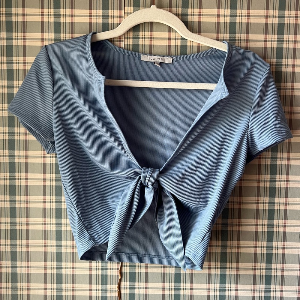 Love Tree Women's Light Blue Knotted Crop Top